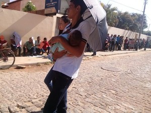 Famílias se deslocam de cidades distantes para fazer recadastramento (Foto: Gustavo Almeida/G1)