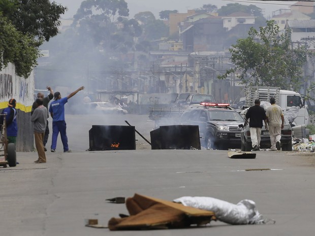 Moradores da região do Pq. Novo Mundo fecharam a avenida Tenente Amaro Felicissimo da Silveira durante protesto no começo da tarde desta terça-feira (29). (Foto: Nelson Antoine/Fotoarena/Estadão Conteúdo)