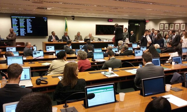 Deputados reunidos para instalação da comissão destinada a analisar a reforma política (Foto: Bernardo Caram/G1)