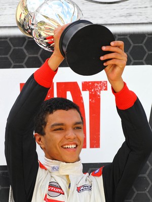 Guilherme Silva comemora a vitória e o título da Fórmula Futuro 2011 (Foto: Carsten Horst)