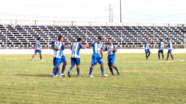 A cada gol, jogadores do São Raimundo faziam festa entre si (Foto: Adeilson Albuquerque/GLOBOESPORTE.COM)