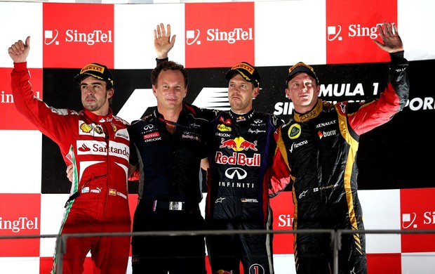 Palmas para eles! Fernando Alonso, Sebastian Vettel e Kimi Raikkonen recebem aplausos no pódio. Trio brilhou em Cingapura (Foto: Getty Images)