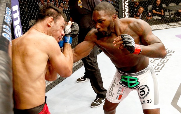 Anthony Johnson luta contra Rogério Minotouro no UFC (Foto: Getty Images)