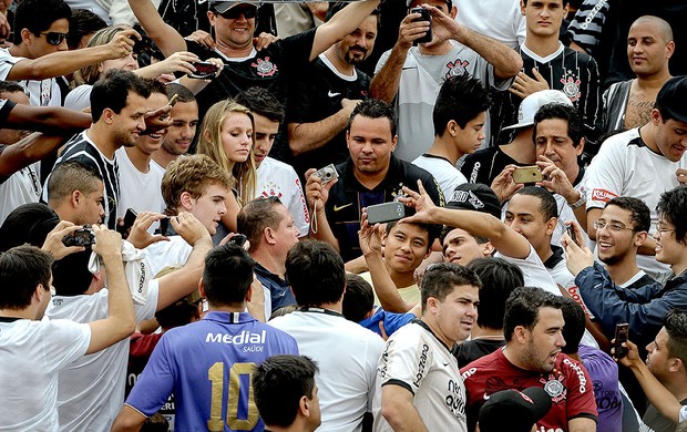 Zizao assediado pela torcida na partida do Corinthians (Foto: Yasuyoshi Chiba / AFP)