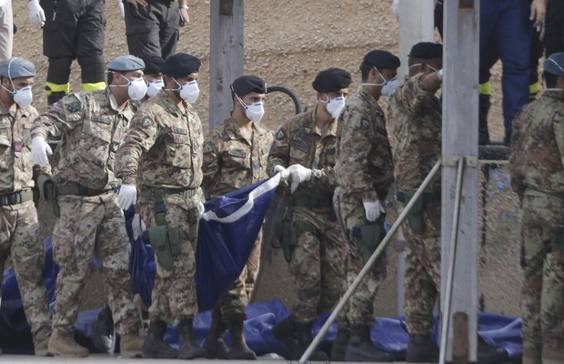 Soldados trabalham em operao de busca s vtimas do naufrgio que matou ao menos 235 imigrantes africanos que tentavam chegar ilegalmente  Ilha de Lampedusa, no Sul da Itlia (Foto: AP Photo/Luca Bruno)