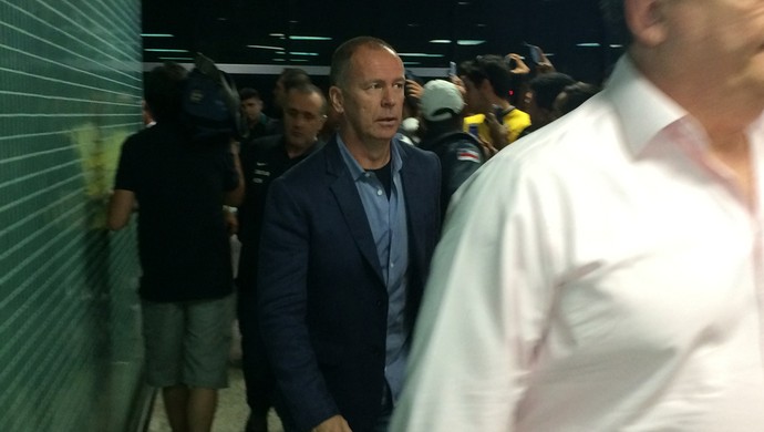 Com segurança improvisada e torcida 'mista', Corinthians chega a Manaus