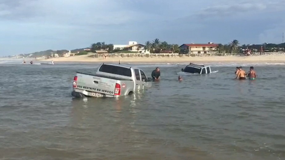 Dois veículos do Detran atolam na areia e são arrastados pelo mar no Ceará