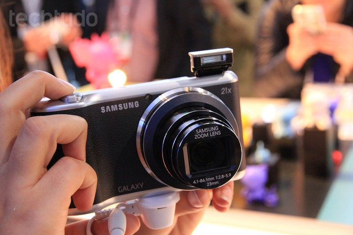 Galaxy Camera 2 mantém o mesmo design do modelo anterior (Foto: Isadora Diaz/TechTudo)