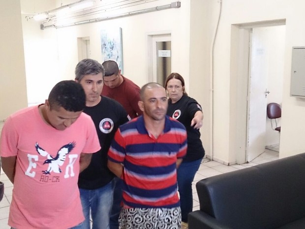 Suspeitos foram presos e levados para o Palácio da Polícia, em Santos (Foto: Orion Pires/G1)