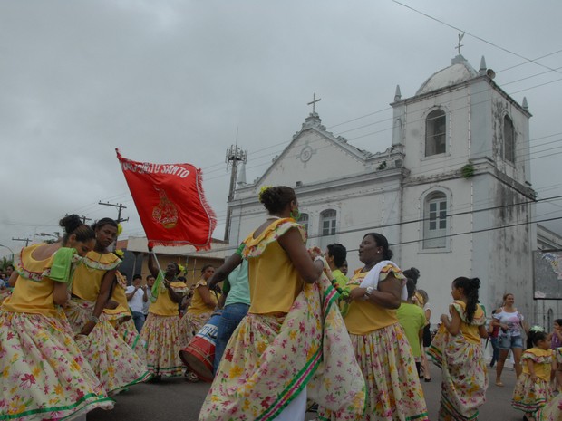 Marabaixo na frente da antiga Catedral de São José, no aniversário de 256 anos de Macapá (Foto: Gabriel Penha/G1-AP)