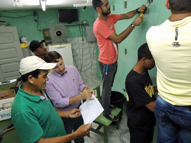 Engenheiro ambiental Josemario Lucena decidiu se unir ao eletricista Arlindo de Freitas para criar um curso para ajudar moradores de uma comunidade do Recife (Foto: Katherine Coutinho/G1)
