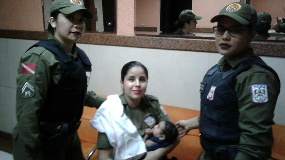 Soldado Ana Maria carrega a bebê no colo após amamentá-la (Foto: Arquivo Pessoal)