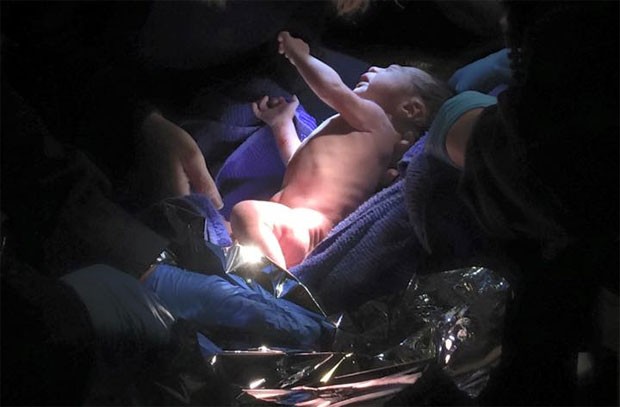 Um bebê recém-nascido foi abandonado no presépio de uma igreja no Queens, nos EUA (Foto: Reprodução/Facebook/Christopher Ryan Heanue)