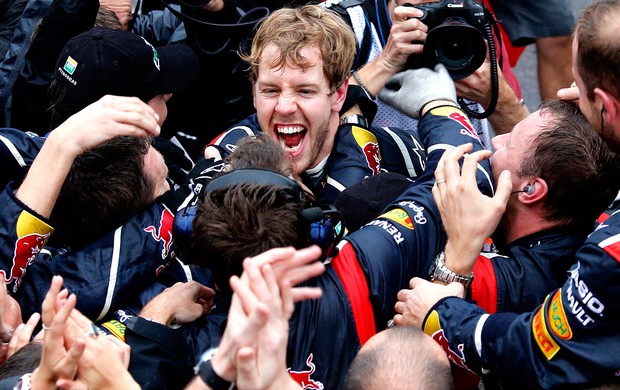 Vettel comemoração GP Brasil tricampeão (Foto: Reuters)