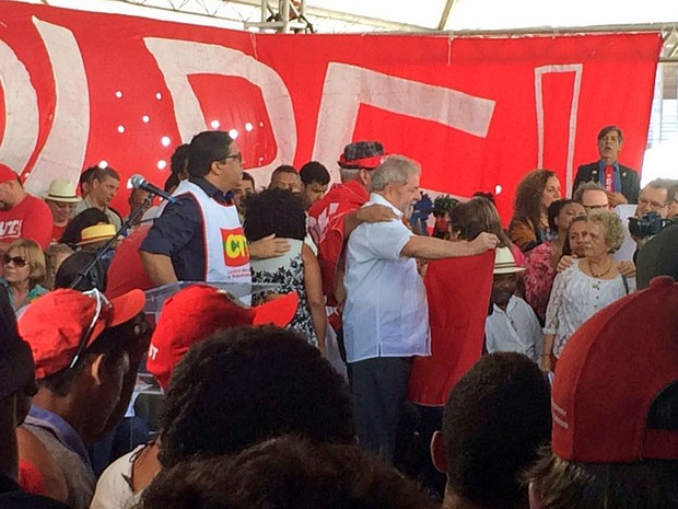 Lula participa de ato com integrantes de movimentos sociais contrários ao impeachment (Foto: Filipe Matoso / G1)