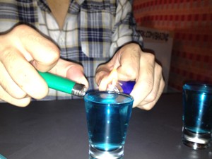 Mistura de bebidas conhecida como 'juízo' é flambada ates do consumo (Foto: Taiguara Rangel/G1)