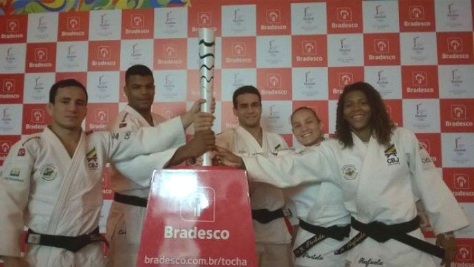 Judocas da seleção brasileira puderam interagir com a tocha do Rio 2016 (Foto: Divulgação/Bradesco)