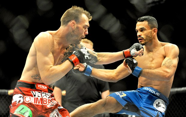  George Roop e Rob Font luta UFC 175 (Foto: Reuters)