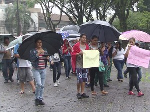 Trabalhadores protestam por pagamentos em Cubatão (Foto: Reprodução/ TV Tribuna)