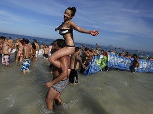 Depois da emoção do jogo, a argentina se refresca à beira do mar (Foto: Pilar Olivares/Reuters)