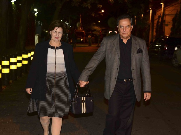 Ronnie Von e a mulher, Maria Cristina, no velório do filho caçula de Geraldo Alckmin em São Paulo (Foto: Leo Franco e Francisco Cepeda/ Ag. News)