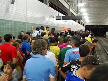 Torcedores enfrentaram tumulto na estação de metrô Cosme e Damião (Foto: Lorena Aquino / G1)