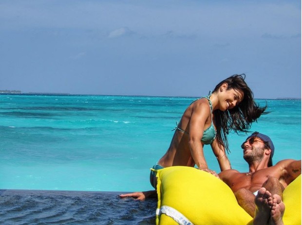 Talula Pascoli com o marido, Zinho Alves, na lua de mel deles nas Ilhas Maldivas (Foto: Reprodução/Instagram)