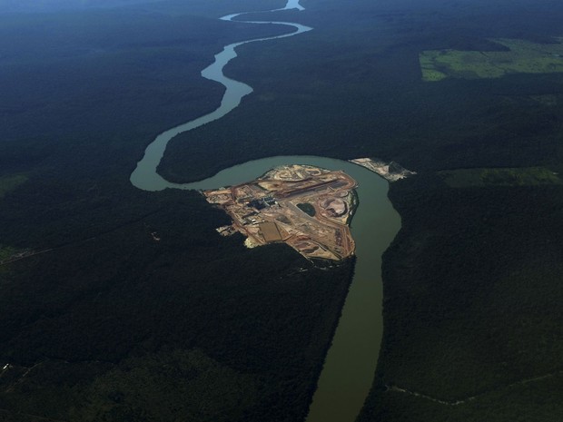 Vista aérea da construção de uma hidrelétrica no rio Teles Pires, perto de Alta Floresta (PA). Os fotógrafos Nacho Doce e Ricardo Moraes, da agência Reuters, viajaram pela Amazônia registrando várias formas de desmatamento. Foto de 19/6/2013. (Foto: Nacho Doce/Reuters)