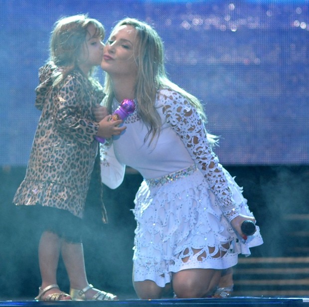 Claudia Leitte e a sobrinha no palco (Foto: Francisco Cepeda e Leo Franco / AgNews) Claudia Leitte e a sobrinha no palco (Foto: Francisco Cepeda e Leo Franco / AgNews)