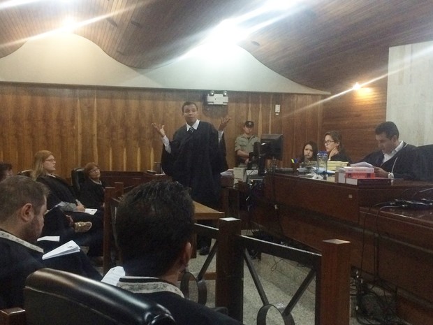 Advogado Herick Pereira de Souza faz a defesa de Tiago Henrique, em Goiás (Foto: Vitor Santana/G1)