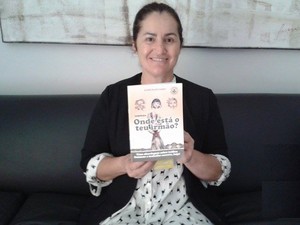 Professora de Uberlândia lança cartilha sobre tráfico de pessoas (Foto: Caroline Aleixo/G1)