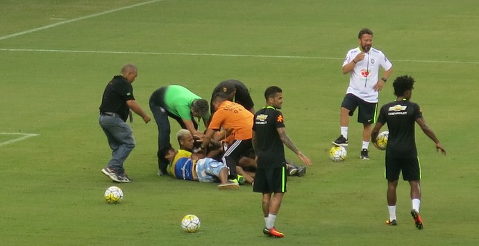 neymar manaus invasão treino aberto (Foto: Edgard Maciel de Sá)