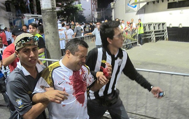 Confusão na chegada do Santos (Foto: Marcelo Hazan / Globoesporte.com)