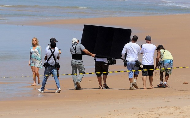 Claudia Leitte em gravação na praia do Forte, em Salvador (Foto: Francisco Cepeda /  AgNews)