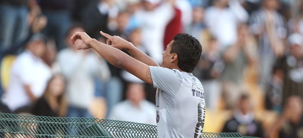 Paulinho comemora gol do Corinthians contra o Sport (Foto: Ag. Estado) Paulinho comemora gol do Corinthians contra o Sport (Foto: Ag. Estado)