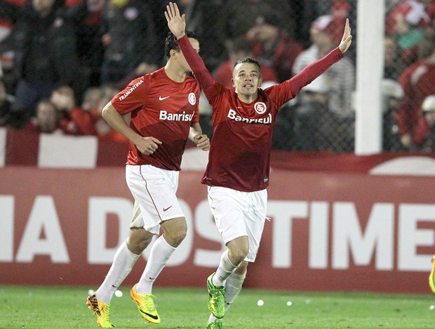 D'Alessandro comemora gol do Internacional contra o Corinthians (Foto: Nabor Goulart / Agência estado) D'Alessandro comemora gol do Internacional contra o Corinthians (Foto: Nabor Goulart / Agência estado)
