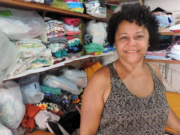 A costureira Sandra Gonçalves admite que, com tecidos frágeis, fantasia corre o risco de se rasgar durante a festa (Foto: Marina Barbosa / G1)