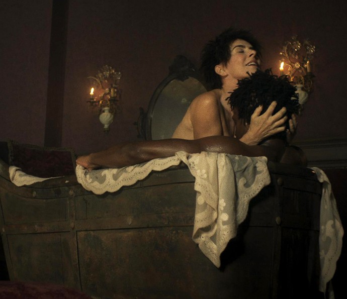 Dionísia puxa Saviano para dentro da banheira (Foto: TV Globo)