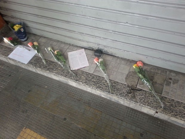 Flores foram colocadas em frente a restaurante onde ocorreu o crime (Foto: Rafael Antunes/G1)