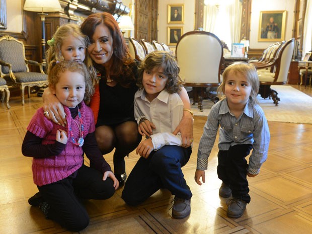 Cristina Kirchner recebe as crianças Mara, Carmela, Nicolas e Augustin na Casa Rosada (Foto: Presidência da Argêntina/AFP)