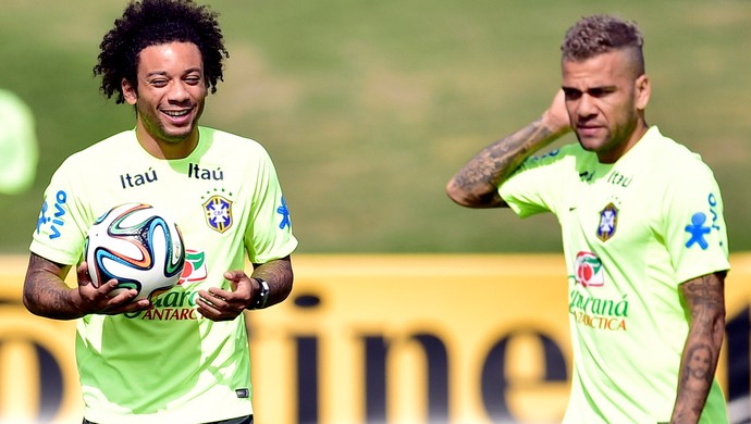 Marcelo e Daniel Alves treino brasil (Foto: Vipcomm)