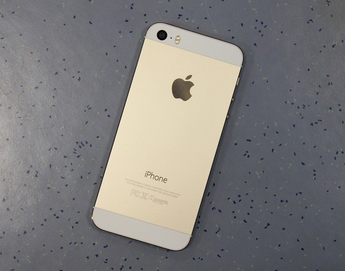 iPhone 5S dourado capa (Foto: Allan Melo/ TechTudo)