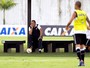 Tite poupa três jogadores em treino, mas faz mistério sobre escalação
