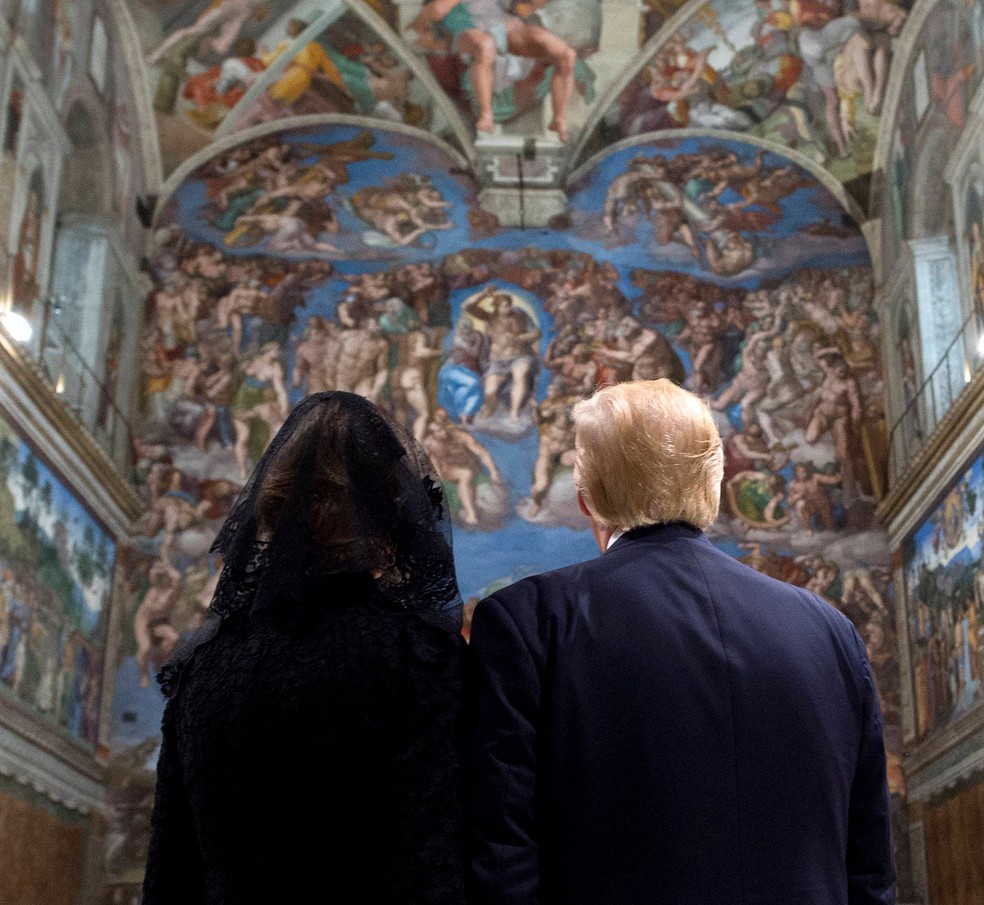 Presidente dos Estados Unidos, Donald Trump, e a primeira-dama, Melania Trump,visitam a capela Sistina, no Vaticano, nesta quarta-feira (24) (Foto: Osservatore Romano/ Reuters)