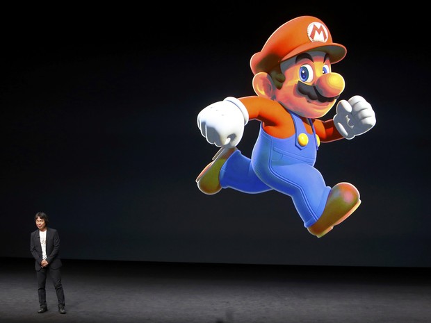 Nintendo Creative Fellow Shigeru Miyamoto stands next to the Super Mario character during an Apple media event in San Francisco, California, U.S. September 7, 2016. (Foto: Beck Diefenbach/Reuters)