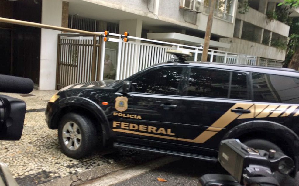 Carro da Polícia Federal chega ao prédio de Adriana Ancelmo e Sérgio Cabral (Foto: Alessandro Ferreira/G1)