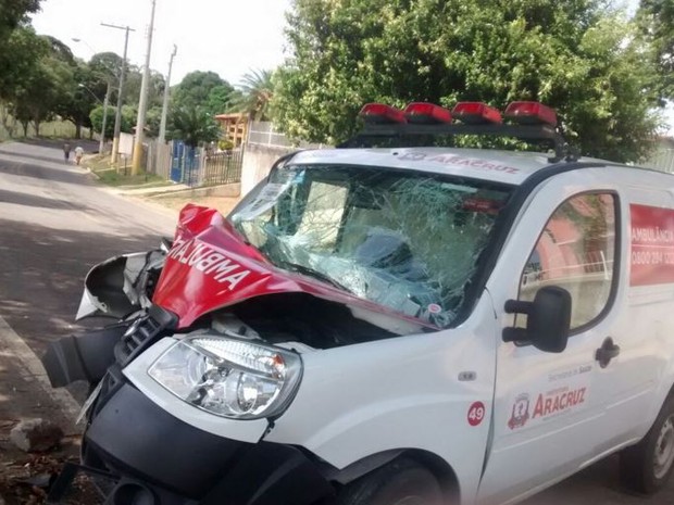 Ambulância bateu em árvore e acompanhante morreu na  ES-124, na comunidade de Córrego D'água, em Aracruz, Norte do Espírito Santo (Foto: Ariele Ruy/ TV Gazeta)