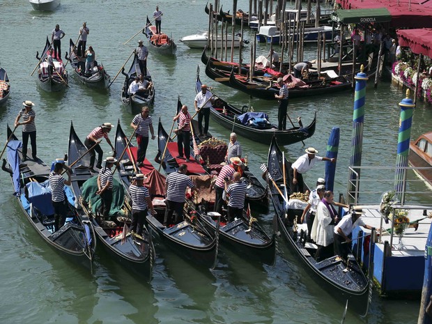 Gondoleiros fazem homenagem a turista alemão morto em Veneza (Foto: REUTERS/Manuel Silvestri )