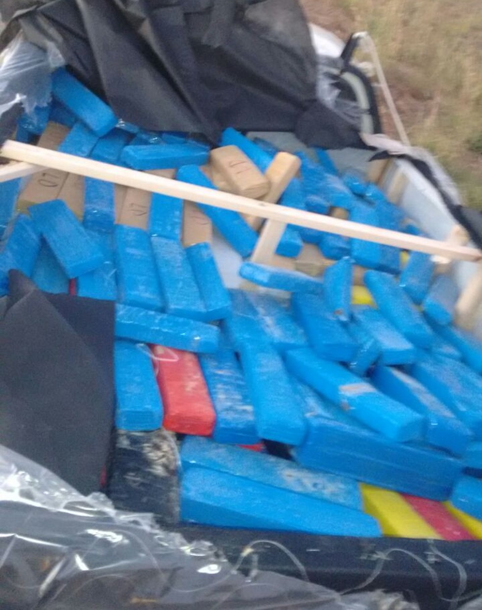 Drogas estavam em colchões em uma pick up (Foto: PRF/Divulgação)
