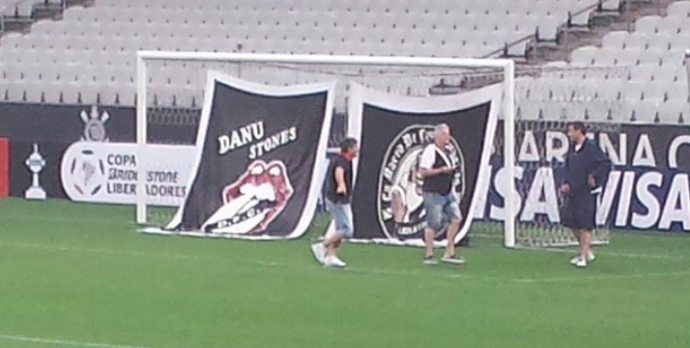 Danubio treina na arena do Timão e estende faixas em uma das traves